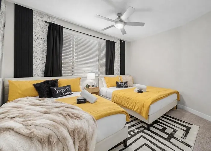 The Citrine Garden At Scottsdale: Designer 2br | Prime Location+ Gym+ Pool+ Parking Apartament