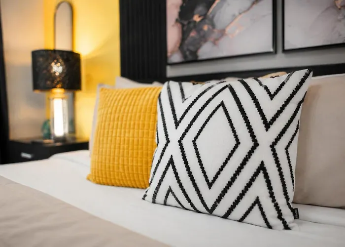 The Citrine Garden At Scottsdale: Designer 2br | Prime Location+ Gym+ Pool+ Parking *